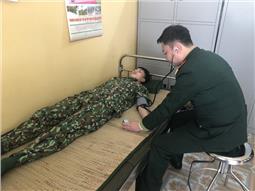 Chiến sĩ Quân y làm theo lời Bác